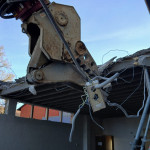 Er verbei&szlig;t sich in den Stromkabeln